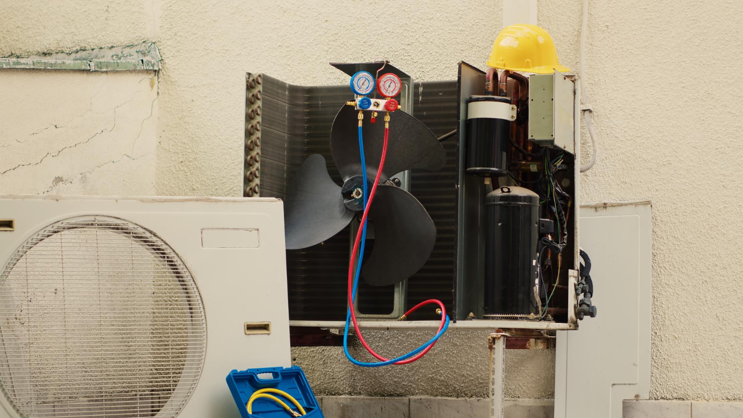 Maintenance climatisation marver avec outils et manomètres sur unité extérieure aux hautes-pyrénées